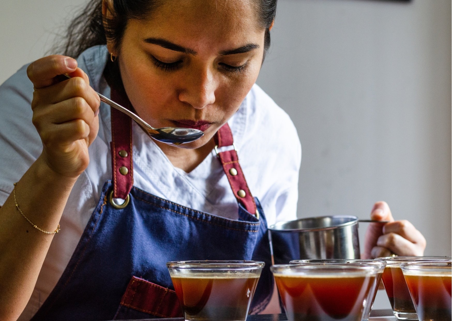 Persona catando cafés. 